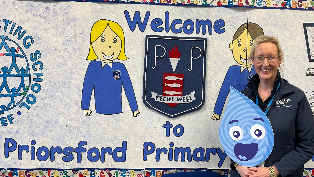 290923 Mission H2O Header Photo Scottish Water employee in front of welcome sign