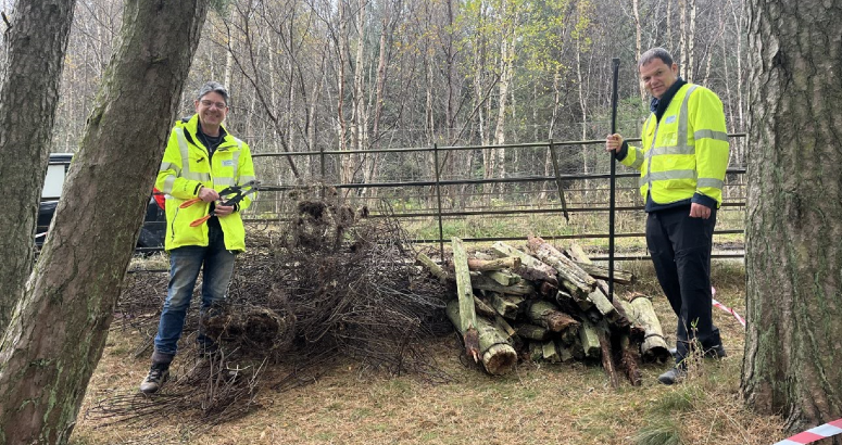 2x volunteers pictured with the removed fencing and wire